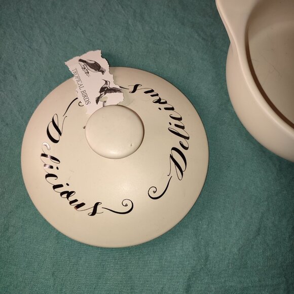 Delicious Ceramic Pot with Lid farmhouse cottage core granny chic Grandma core - Picture 4 of 8